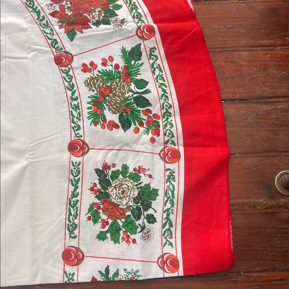 Vintage Oval Christmas Holiday Poinsettia floral print tablecloth - Picture 3 of 6